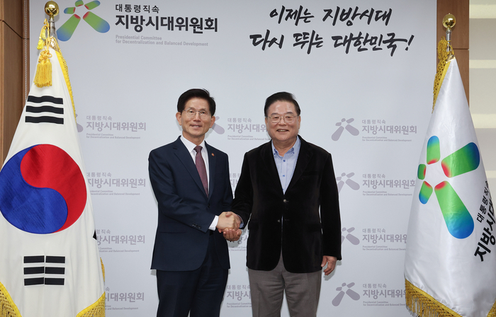 악수하는 우동기 지방시대위원장-김문수 전 고용노동부 장관