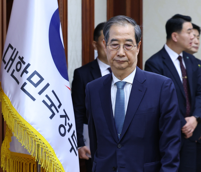 한덕수 권한대행, 국정현안회의 입장