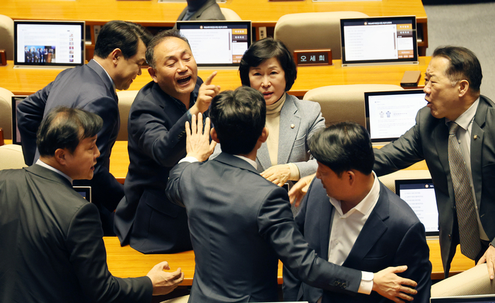 국힘VS민주당, 대정부질문서 격돌