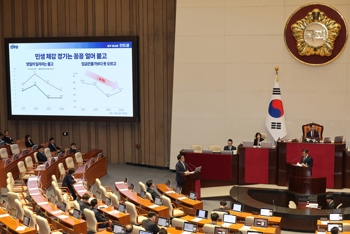 정부 추경안에 민주 “최소 15조 원은 돼야” 반발