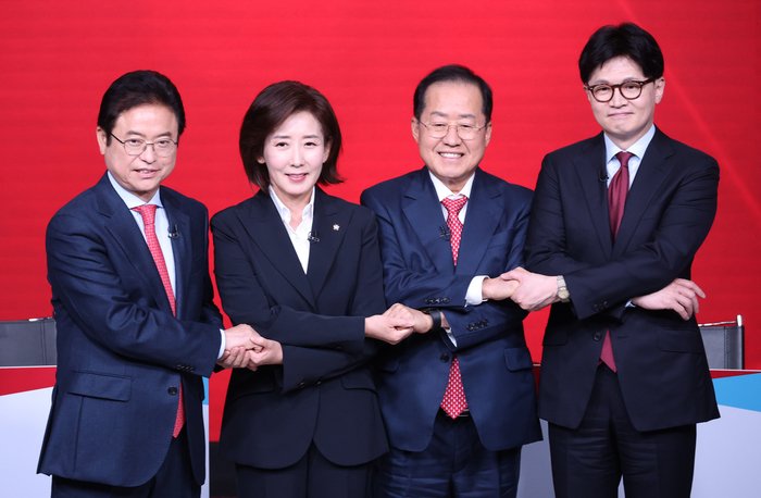 국민의힘 제21대 대선 후보자 1차 경선 토론회서 손잡은 B조 후보들