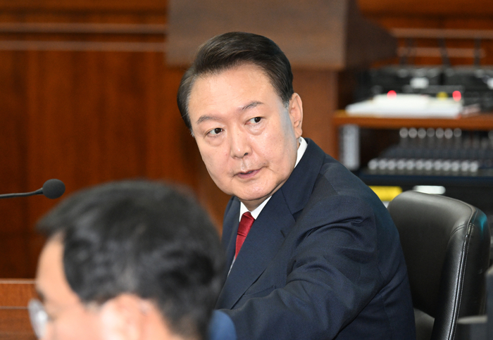 윤석열 전 대통령 피고인석 착석 모습 공개…취재진 촬영 허가