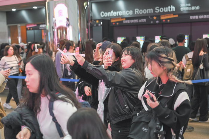 지난달 3일 서울 강남구 코엑스에서 열린 2025 서울국제불교박람회를 찾은 젊은 관람객들이 인증샷을 촬영하고 있다. <서울국제불교박람회 제공>