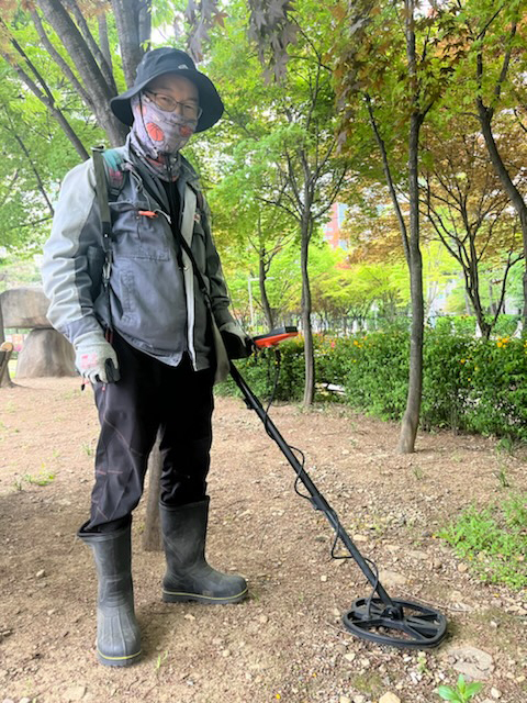 [동네뉴스]‘금속 탐지기로 세상을 깨끗하고 안전하게’ 독특한 취미로 선행 베푸는 대구의 ‘작은 영웅’