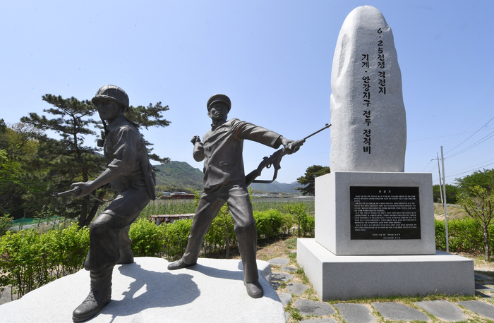 어래산을 바라보는 성계리 들판 초입에 '6.25전쟁 격전지 기계·안강지구 전투 전적비'가 서 있다. 기계안강지구 전투에서 산화한 1500여 명 젊은이들을 기리기 위해 2016년에 세운 비다. 비에는 전공기와 참전부대 및 지휘관 명단이 새겨져 있으며 전적비명은 참전자와 주민의견을 수렴해 정했다고 한다.
박관영기자 zone5@yeongnam.com