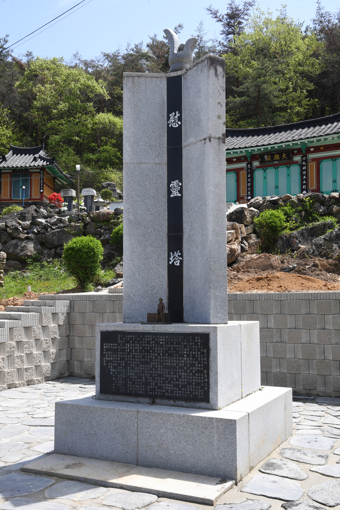 포항시 북구 기계면 화대리에 있는 용화사는 기계안강전투에서 전사한 고 권태흥 대위(육사9기)의 배우자인 한연호 여사가 남편이 전사한 장소에 건립한 절이다. 용화사 앞마당에는 기계안강전투에 참전한 용사들을 추모하는 위령탑이 있다.
박관영기자 zone5@yeongnam.com
