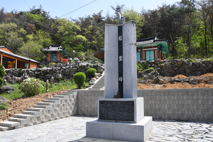포항시 북구 기계면 화대리에 있는 용화사는 기계안강전투에서 전사한 고 권태흥 대위(육사9기)의 배우자인 한연호 여사가 남편이 전사한 장소에 건립한 절이다. 용화사 앞마당에는 기계안강전투에 참전한 용사들을 추모하는 위령탑이 있다.
박관영기자 zone5@yeongnam.com