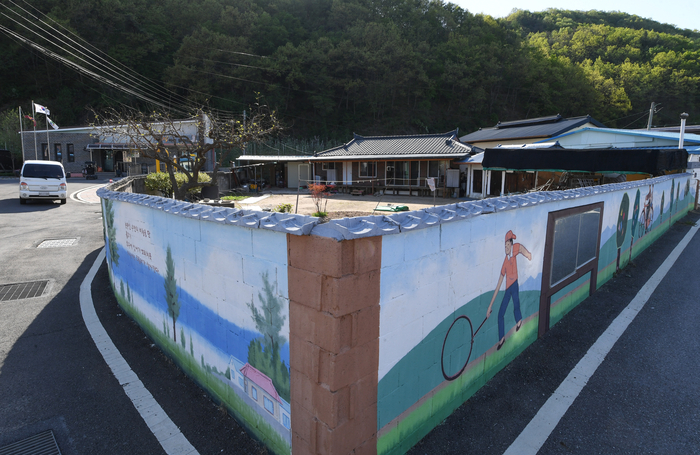 청송 이오덕작은문학관 마을 벽화.
박관영기자 zone5@yeongnam.com