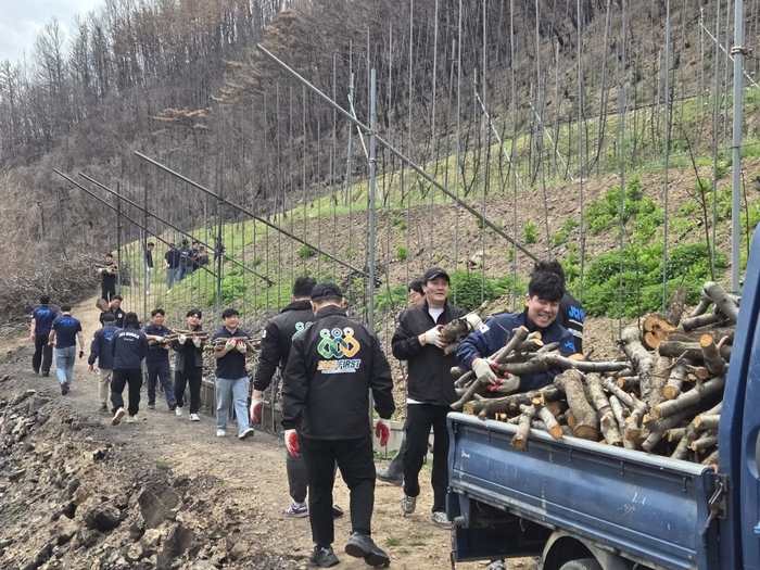 “이 손길이 희망 되길”…경북지구JC, 산불 피해 과수농가서 복구 나서