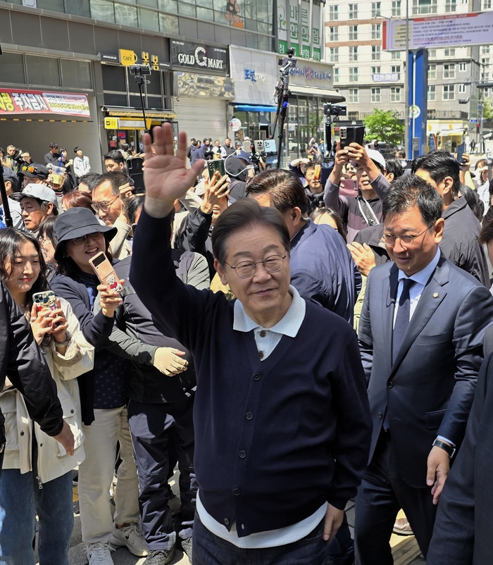 이재명 후보, 도청신도시 상가 방문…경북 표심 잡기 ‘골목골목 경청투어’