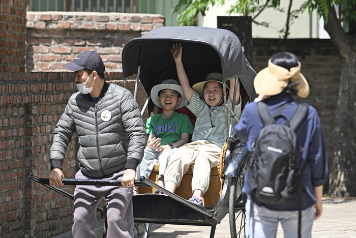 [포토뉴스] 대구 중구 근대 골목에서 인력거 체험하는 어린이들