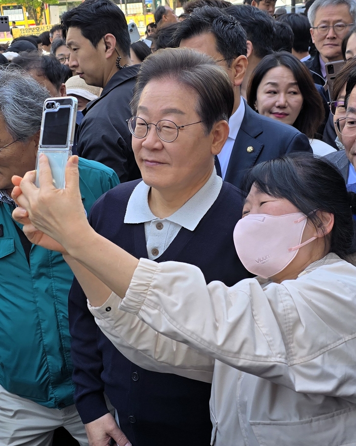 이재명 후보, 도청신도시 상가 방문…경북 표심 잡기 ‘골목골목 경청투어’