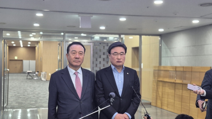 김문수 설득 나선 초·재선, “사퇴 언급 없었다”