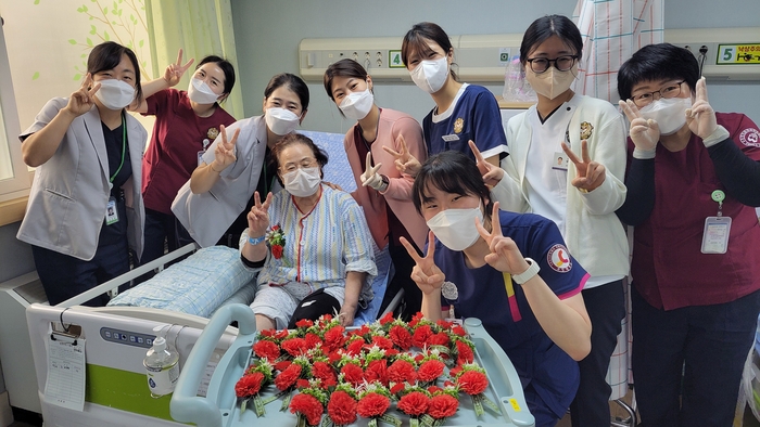 “오늘은 환자가 아닌 부모님입니다”…곽병원, 어르신께 직접 카네이션
