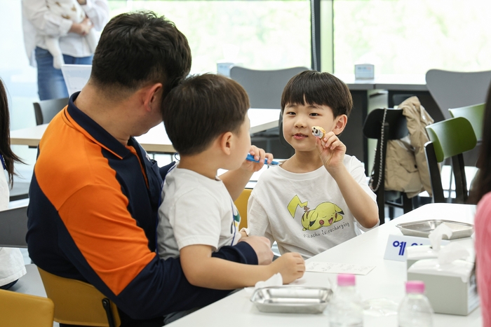 포스코어린이집, 어버이날 맞아 부모 일터 방문 행사 열려
