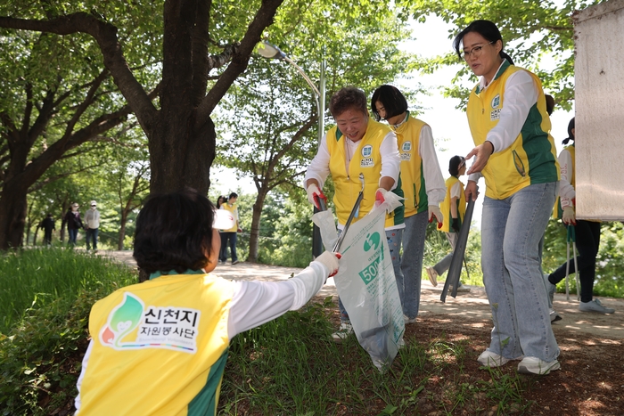 신천지자원봉사단 대구지부 “동촌 둔치서 EM 흙공 던져 수질 정화해요”