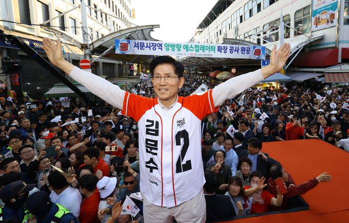 [포토뉴스] 서문시장 찾은 국민의힘 김문수 대선후보