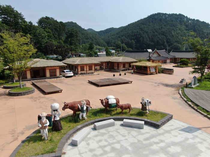 금강송 숲길과 함께 인근의 전통문화 체험 공간인 '십이령옛길 보부상 주막촌' 모습. <울진군 제공>
