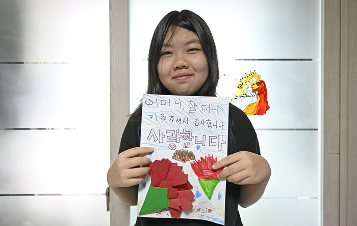 지적장애와 관절질환을 앓고 있는 혜원이(가명·13)가 엄마, 할머니에게 선물한 카네이션 그림을 들고 환하게 웃고 있다.
이윤호기자 yoonhohi@yeongnam.com