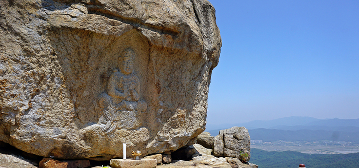 경주 남산 신선암 마애보살반가상.
