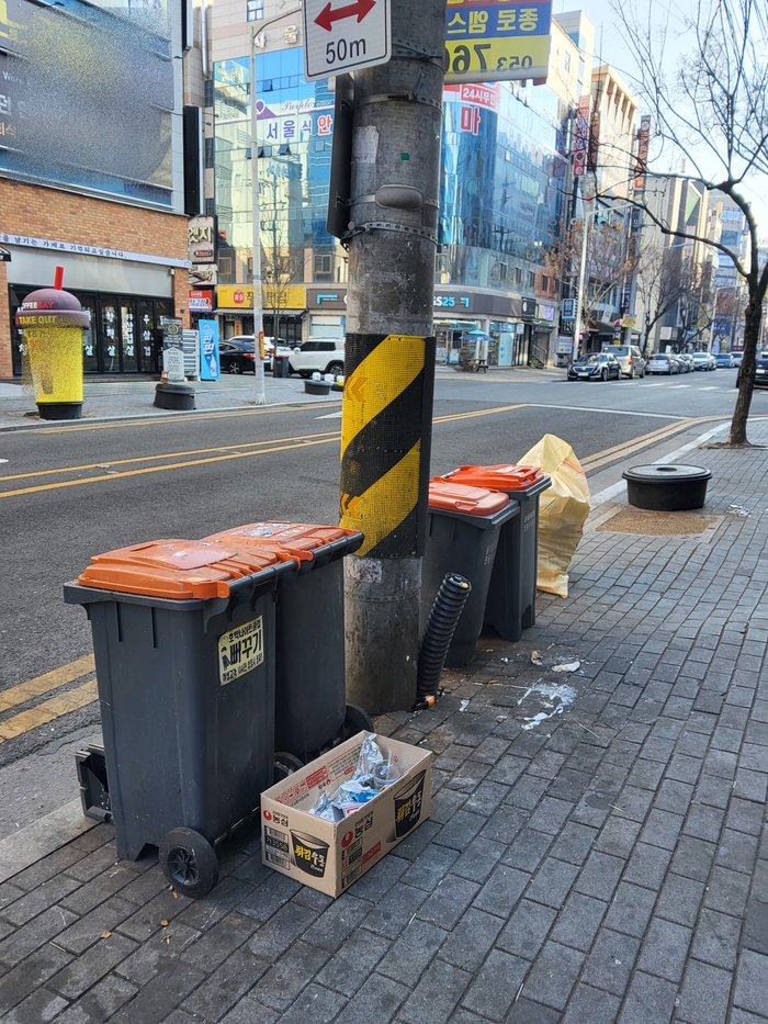 대구 북구의 한 거리 위 음식물쓰레기 수거용기가 방치돼 있다. 북구청 제공.
