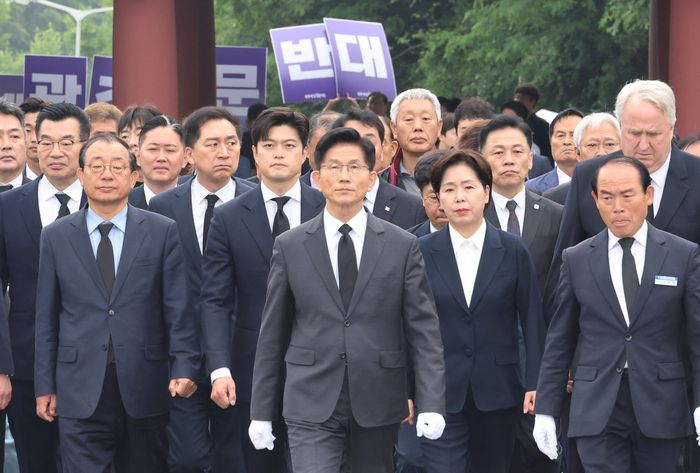 국립 5·18 민주묘지 찾은 김문수 후보