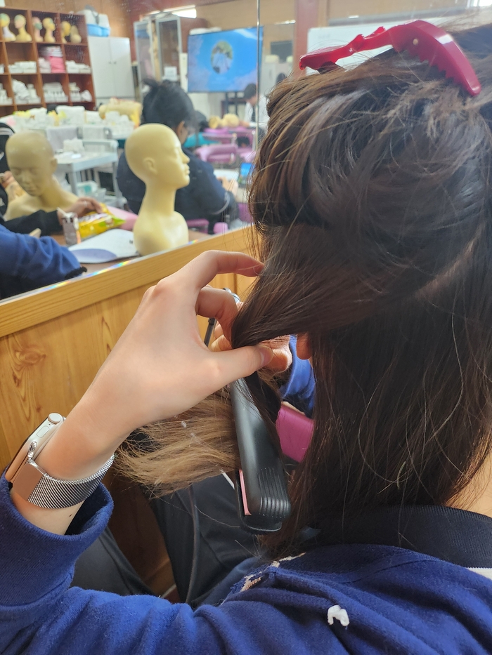잦은 염색과 탈색, 퍼머 등 외에 열을 가하는 스타일링을 자주할 경우에도 모발끝이 갈라지고 끊어지는 경우가 있으므로 항상 사용에 유의하도록 한다. 김양순 메이크업 아티스트