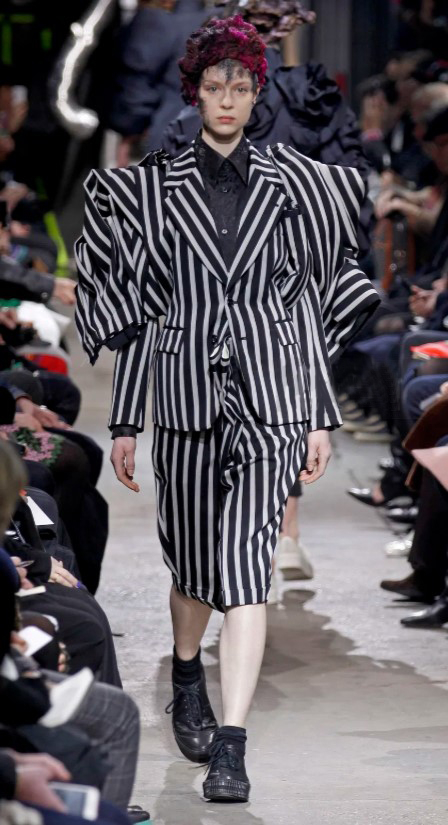 분해되고 해체된 줄무늬 패션. 2013년 꼼데가르송 작품이다. <출처: nowfashion copy>