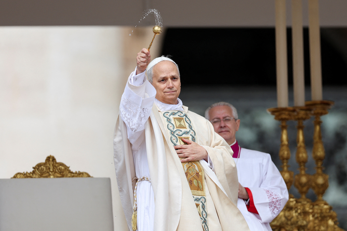 Pope Leo XIV blesses the faithful during his inaugural Mass in Saint Peter's Square at the Vatican, May 18, 2025. REUTERS/CLAUDIA GRECO
