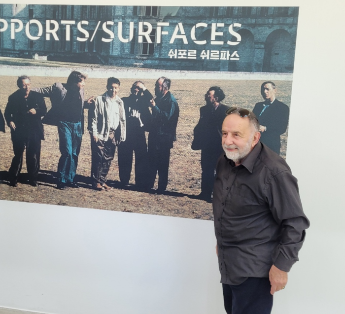 지난 14일 대구보건대 인당뮤지엄을 방문한 노엘 돌라 작가가 기자회견에 앞서 포즈를 취하고 있다. 임훈기자 hoony@yeongnam.com