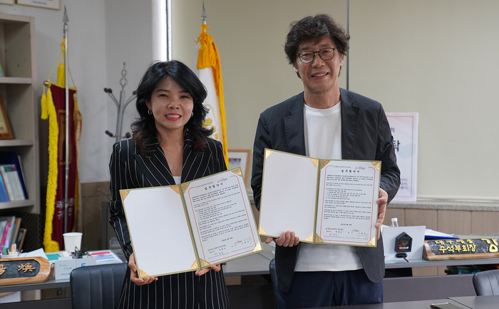 박정숙 행복북구문화재단 대표이사(왼쪽)와 노인식 대구미술협회장이 지난 19일 지역 문화예술 교류 증진과 상호 발전을 위한 업무협약을 체결한 뒤 기념촬영을 하고 있다. <행복북구문화재단 제공>