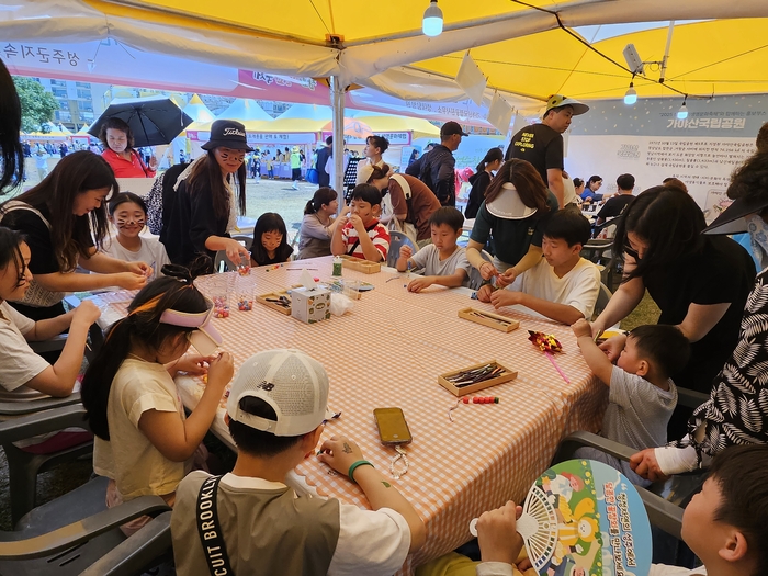 2025 성주참외&생명문화축제장에서 아이들이 성주가야산 키링을 만들며 성주가야산의 의미를 새기고 있다. <성주군 제공>