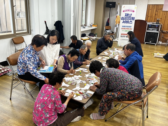 경북 산불 피해 이재민들이 재난 심리 상담을 받고 있다. 경북도 제공