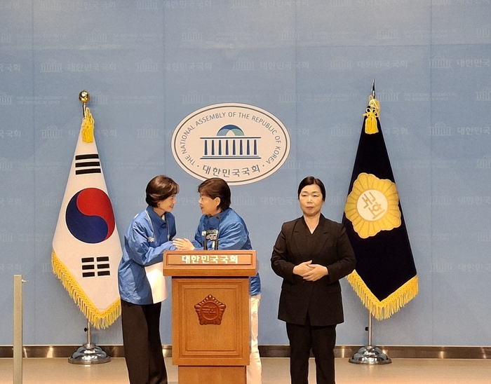 더불어민주당 서영교 의원과 조국혁신당 박은정 의원이 20일 국회 소통관에서 기자회견을 하고있다.