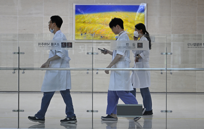 20일 오전 대구 한 대학병원에서 의료진이 이동하고 있다. 정부가 의료계의 요구를 받아들여 20일부터 이달 말까지 전공의 추가 모집을 실시한다. 대한의학회 등 5개 의료 단체는 공동 입장문을 내고 전공의들에게 복귀를 요청하며 입영연기 등을 위해 병무청과 협의하겠다고 밝혔다.이윤호기자 yoonhohi@yeongnam.com