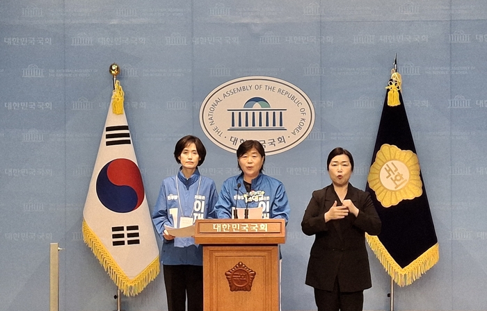 더불어민주당 서영교 의원과 조국혁신당 박은정 의원이 20일 국회 소통관에서 기자회견을 하고있다.