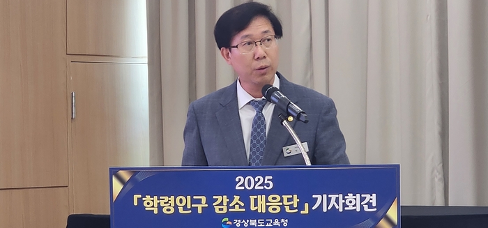 박귀훈 기획예산관이 기자회견문을 읽으면서 학령인구 감소 대응단의 구체적 실행 계획을 발표하고 있다. 손병현 기자