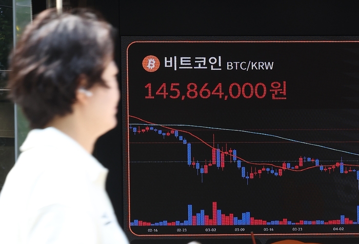 지난 12일 서울 서초구 빗썸라운지 강남본점 전광판에 비트코인 가격이 표시되고 있다. 연합뉴스