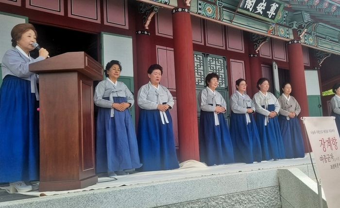 <사>여중군자장계향선양회가 21일 장계향 선생 탄신 427주년 기념 춘계 선양 헌다례를 거행하고 있다.<영양군 제공>