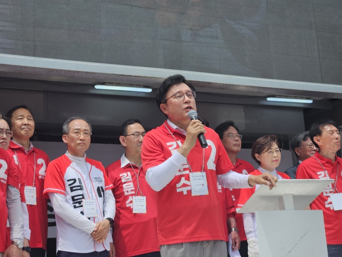 국민의힘 박형수 의원이 21일 오전 대구 수성구 대구지법 앞에서 연설하고 있다. 권혁준기자 hyeokjun@yeongnam.com