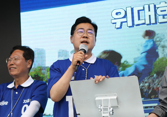 박찬대 더불어민주당 상임 총괄선대위원장은 21일 이재명 후보의 고향인 경북 안동을 찾아 송현오거리에서 퇴근 길 시민들에게 이 후보의 지지를 호소하고 있다. 피재윤 기자