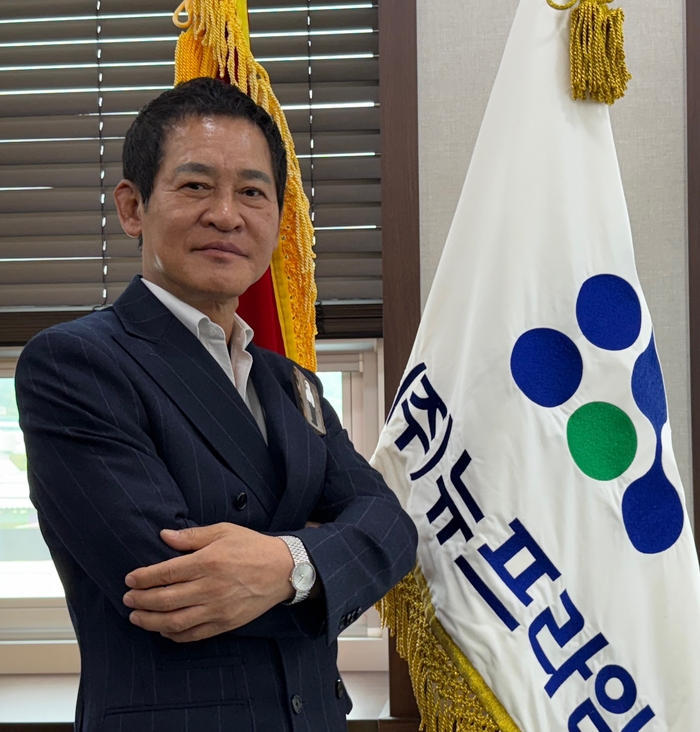 성점화 대구 아너소사이어티 회원 대표. 성주일반산업단지에 본사를 둔 <주>뉴프라임 대표이사인 그는 2017년 대구 아너소사이어티 105호 회원에 이름을 올렸고 지금은 대구 아너소사이어티 대표를 맡고 있다.구경모 기자