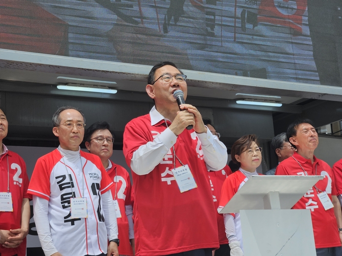 국민의힘 주호영 의원이 21일 오전 대구 수성구 대구지법 앞에서 연설하고 있다. 권혁준기자 hyeokjun@yeongnam.com