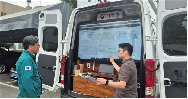 대구환경청 및 대구기상청 관계자들이 21일 대구 서구 염색산업단지에서 실시한 대기질 합동 측정 조사의 결과를 공유하고 있다. 대구환경청 제공