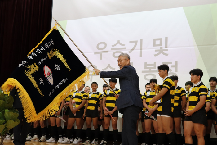 지난달 27일 대구 상원고 럭비선수단이 '송화 전국 춘계 럭비 리그전'에서 21년 만에 우승을 차지했다. <대구 상원고 제공>