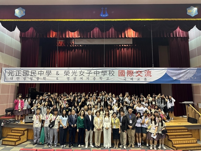 영광여자중학교와 대만 광정중학교도 경주 일대와 교내에서 국제교류 행사를 진행한 후 기념촬영을 하고 있다. 영주교육지원청 제공