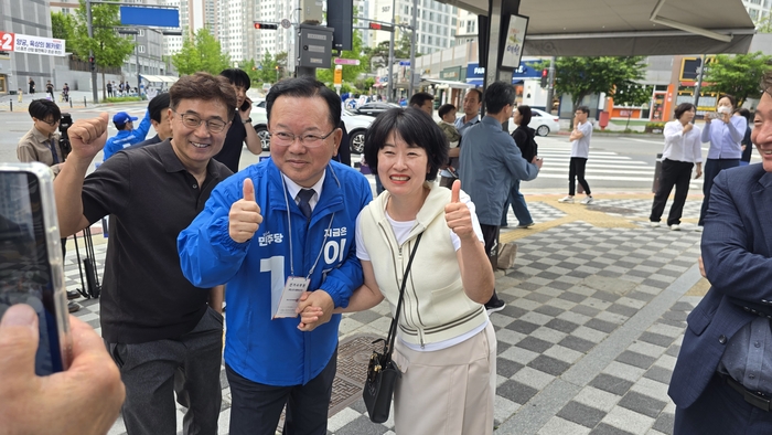 김부겸 위원장이 경북도청신도시에서 선거유세를 마치고 지역 주민들과 사진을 촬영하고 있다.