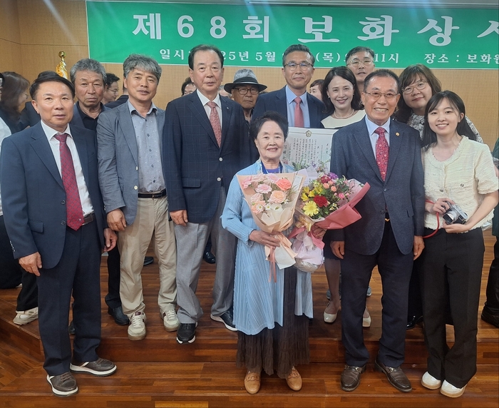 윤석준 대구유림회장(앞줄 오른쪽 두 번째)의 아내 구월점 여사(앞줄 가운데)가 22일 대구 보화원회관에서 열린 '제68회 보화상 시상식'에서 선행상을 수상한 뒤 가족 및 관계자들과 함께 기념촬영을 하고 있다.강승규 기자