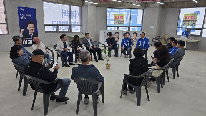 김부겸 위원장이 22일 경북도청신도시를 찾아 지역 주민들과 간담회를 갖고 있다.