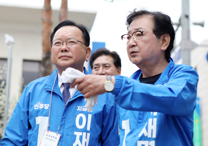 김부겸 더불어민주당 중앙당 총괄선대위원장이 22일 이재명 대선후보의 고향인 경북 안동문화의 거리에서 권영세 전 안동시장과 도심 상권을 둘러보고 있다.